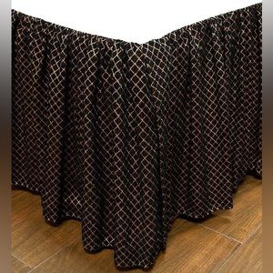Austin Horn Classics Ashley Bed Skirt. Size Queen .